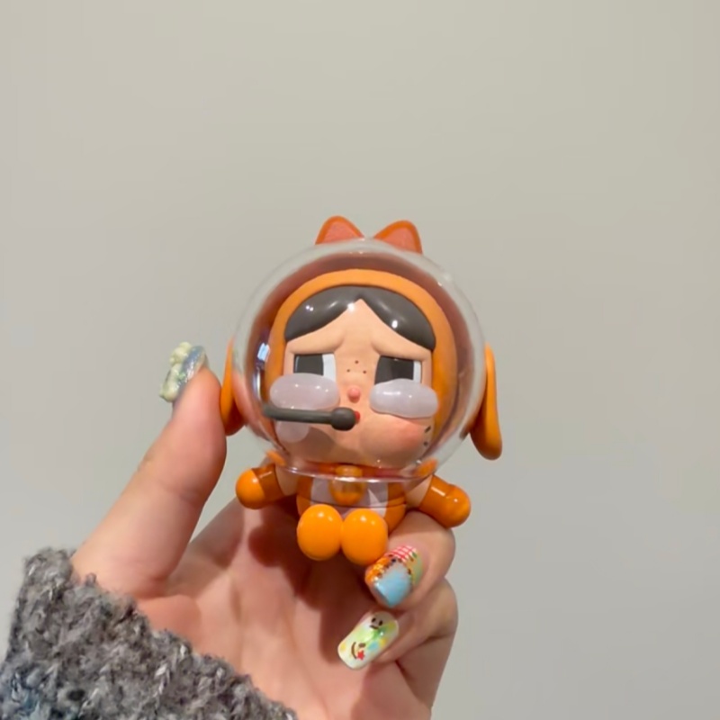 本物のポップマート クライベイビー スペースキャット オレン - Model Kit Figures のレビューと価格